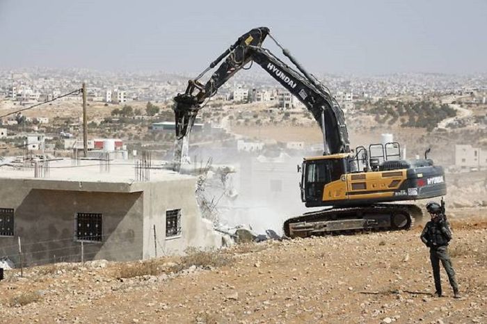 팔레스타인 가옥파괴에 사용되고 있는 HD현대 굴삭기 
