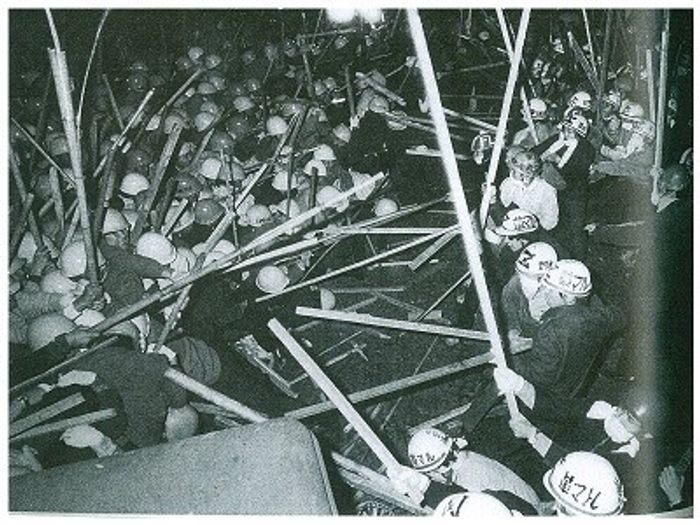 1969년 11월 야스다 강당 투쟁으로 유명한 도쿄대 투쟁에서 좌측의 일본공산당계 민청이 우측의 전공투 학생들을 진압하고자 공격하고 있다.