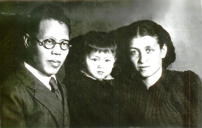 리리싼과 소련 출신 혁명가 엘리자베타 키시키나, 그리고 둘의 딸이 1946년 함께 찍은 가족 사진