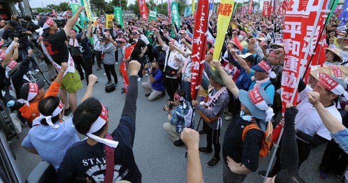 오키나와평화행진 출발 지점에서 결의를 다지는 참가자들
