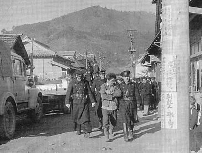 1950년대 초 일본공산당의 무장투쟁 시기 경찰에 체포되는 산촌공작대원. 산촌공작대는 빈농을 주체로 민족해방 토지혁명을 이루기 위해 농촌과 산간 지대에서 조직되었으며 이후 인민해방군으로 전화할 것을 기대받았으나, 유격대로서 제대로 활동하기 어려운 조건에서 와해되었다.