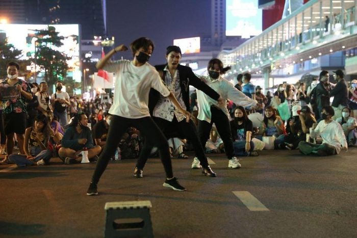 2020년 10월 방콕 라차프라송 교차로의 집회 현장에서 열린 문화공연