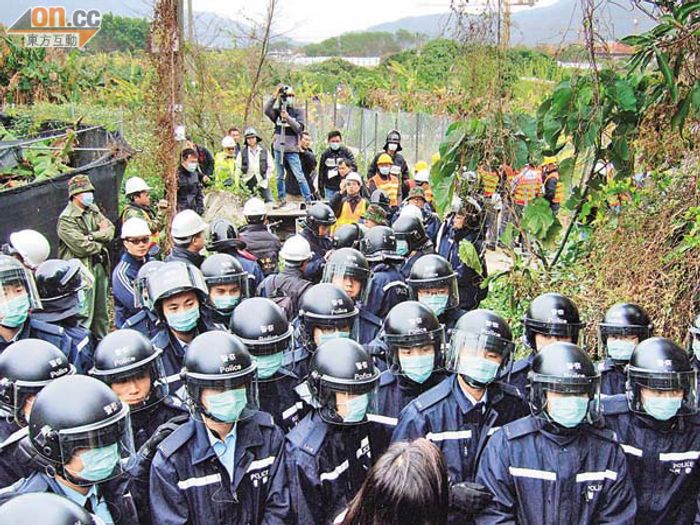 경찰이 인간 벽을 세워 주민들과 ‘채원촌 지원조’ 활동가들을 봉쇄하고 있다.