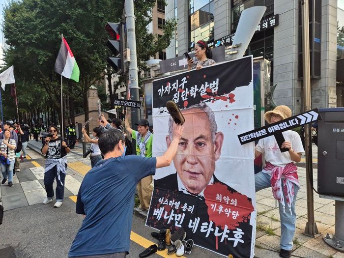 행진 거점 중 한 곳인 이스라엘 대사관 앞에서는 네타냐후 이스라엘 총리 사진에 신발을 던지는 퍼포먼스가 열렸다.