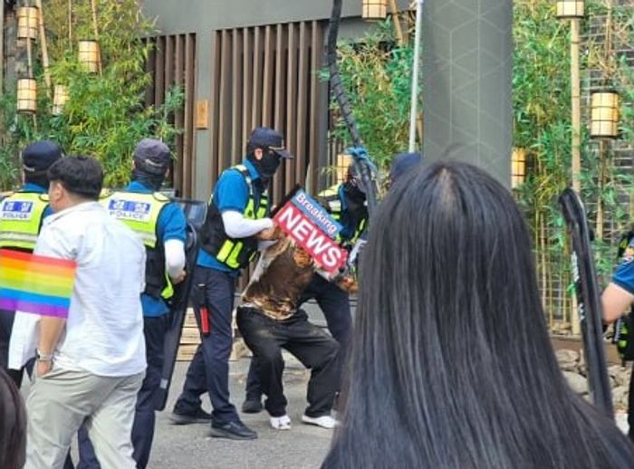 올해 6월 서울퀴어퍼레이드에서도 인분을 뿌리며 방해한 사람이 있었다