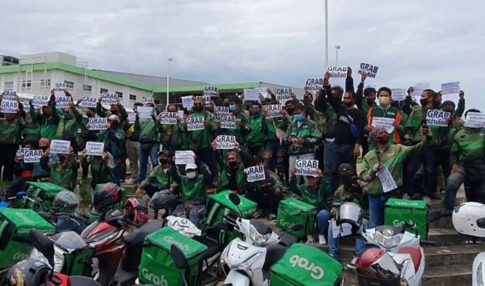 100여 명의 그랩 라이더들이 태국 푸파타나퐁에서 파업 집회를 진행 중인 모습