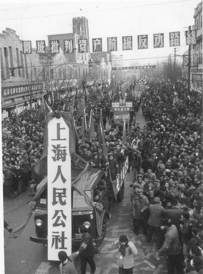 1967년 1월, 상하이 노동자들은 반혁명으로 회귀하는 중국공산당의 지도를 거부하고 자체 코뮌을 선언했다.