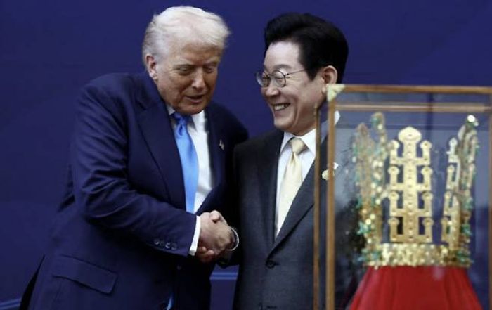 신라 왕관 앞에서 굳게 악수하는 도널드 트럼프 미 대통령과 이재명 대통령