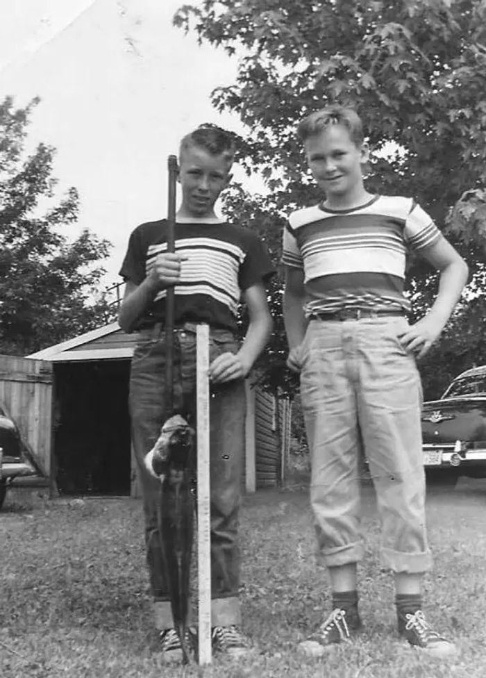 리스(오른쪽)와 그의 사촌 스콧(왼쪽)이 1950년대 초 조부모님의 농장에서 배스를 들고 포즈를 취하고 있다.