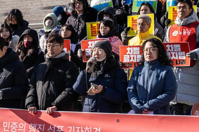 왼쪽부터 이원호 빈곤사회연대 집행위원장, 은혜 기후정의동맹 집행위원장, 이호림 무지개행동 공동대표