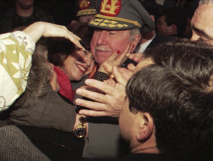 1995년 8월, 쿠데타 22주년을 맞은 피노체트가 자택 앞에서 자신을 기다리던 지지자와 포옹하는 모습
