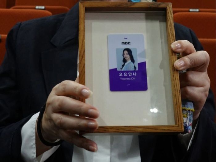 조인식에서 수여된 오요안나 기상캐스터의 명예사원증