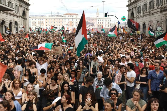 밀라노 도심 한복판에서의 가두 시위