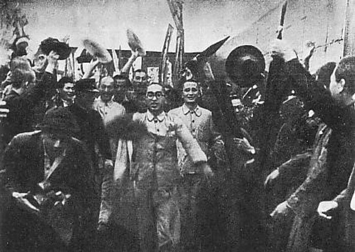 1945년 패전/해방 이후 출옥하는 도쿠다 규이치 등의 일본 공산당 간부진, 그리고 이를 환영하는 대중의 모습