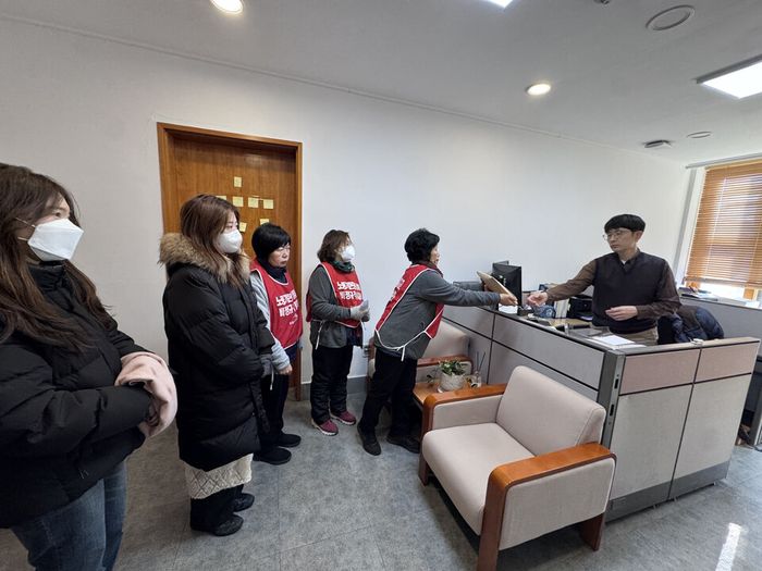 서울여자대학교 청소노동자가 2,664명의 학내 구성원이 참여한 태가BM 퇴출연서명을 학교 본부에 전달하고 있다.