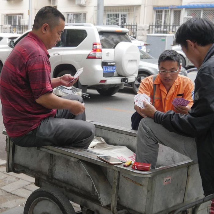 베이징의 거리에서 카드놀이를 하는 농민공들 [사진: 홍명교]