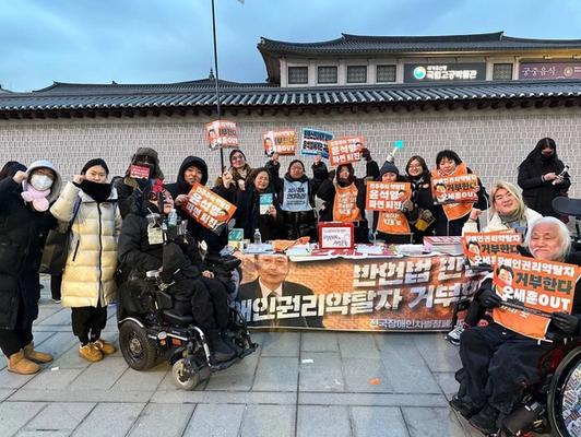 장애인도 시민으로 이동하는 민주주의는 환상일까 | 퇴진광장의 목소리를 넓히는 사람들