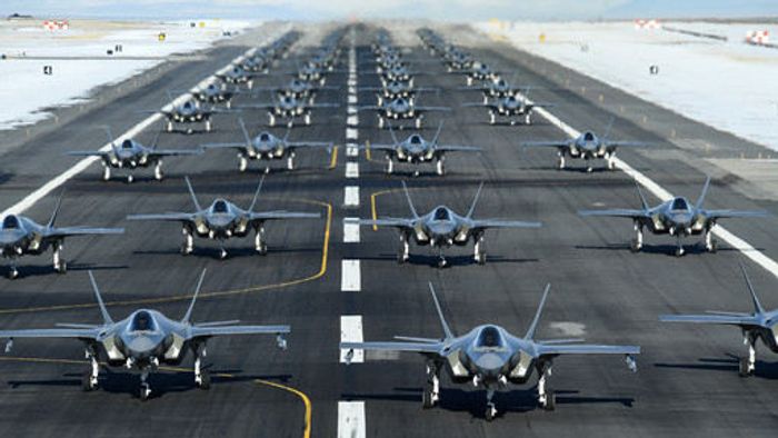 록히드마틴의 F-35A 전투기. 20대를 추가 구매할 예정이다. 기술적 결함과 막대한 유지비, 1회 출격시 자동차 6000천대가 20Km를 달리는 것과 맞먹는 화석연료를 소비하는 등 단점으로 가득하다.