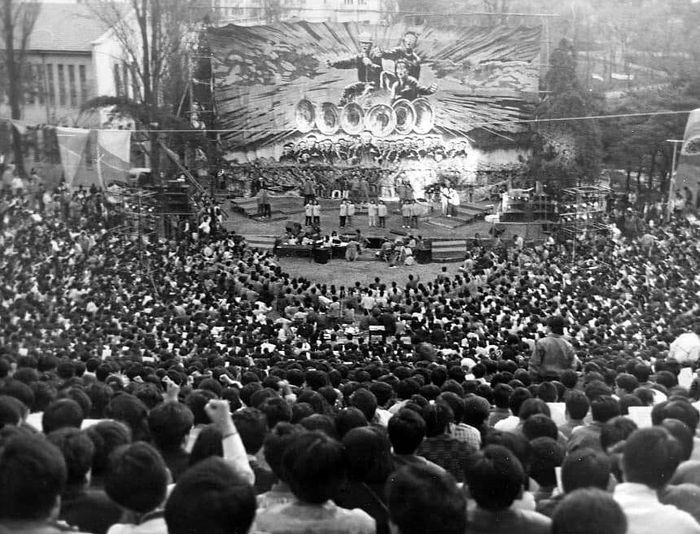 1990년 3월 한국민족예술인총연합이 연세대 노천극장에서 개최한 ‘자, 우리 손을 잡자’ 공연