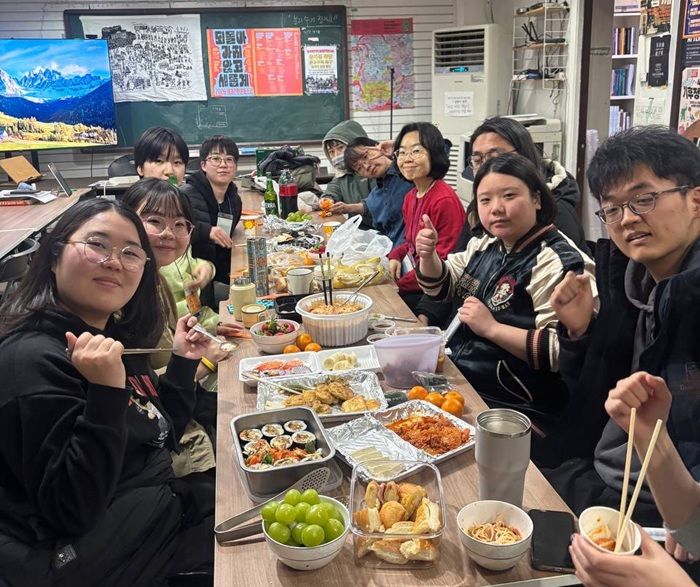 각자 음식을 준비해서 즐거운 시간을 보냈던 뒤풀이 