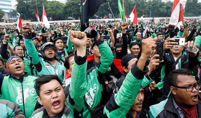 2018년 인도네시아 국회 앞에서 오토바이택시 운전자들이 승차요금 인상를 요구하며 시위하는 모습