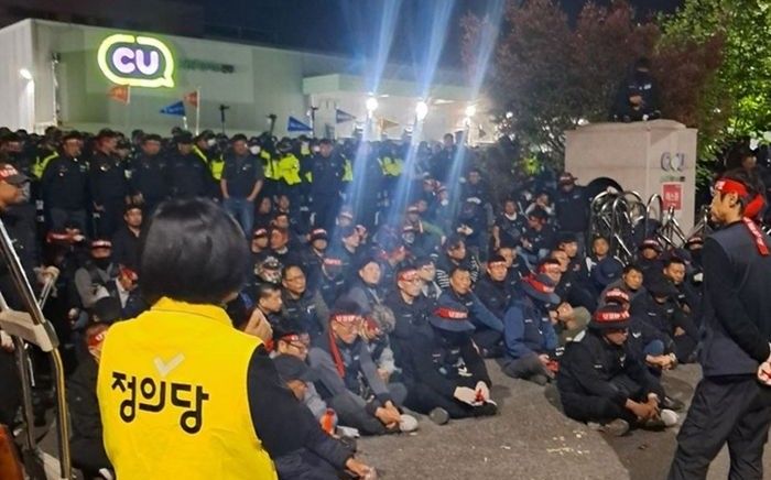 Photo: Also present at the scene that day was Kang Eun-mi, a Justice Party mayoral candidate for Gwangju, Jeonnam, who described herself as a 30-year-long friend of the deceased. Candidate Kang urged, “The Ministry of the Interior and Safety and the Ministry of Employment and Labor must come to the scene and apologize to the bereaved families and the families of KPTU-TruckSol.” ⓒSeongwoo Park