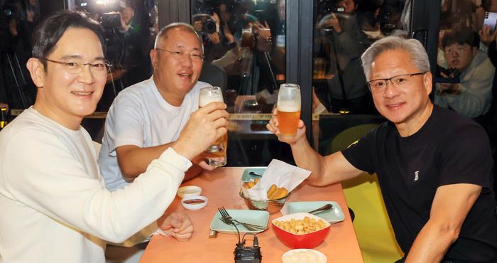 2025년 10월 말, 강남에서 만나 치맥 회동을 하고 있는 젠슨 황, 이재용, 정의선