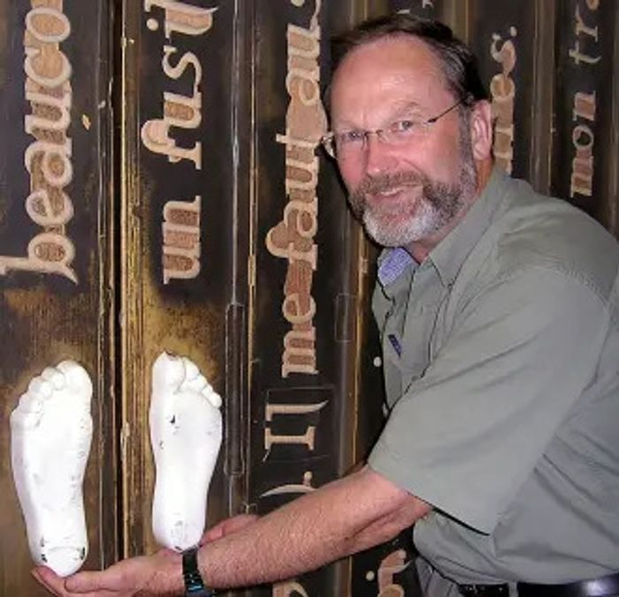 2004년 몬트리올에서 열린 생태경제학 회의에서 발자국 모양의 문 손잡이를 들고 포즈를 취하고 있는 리스