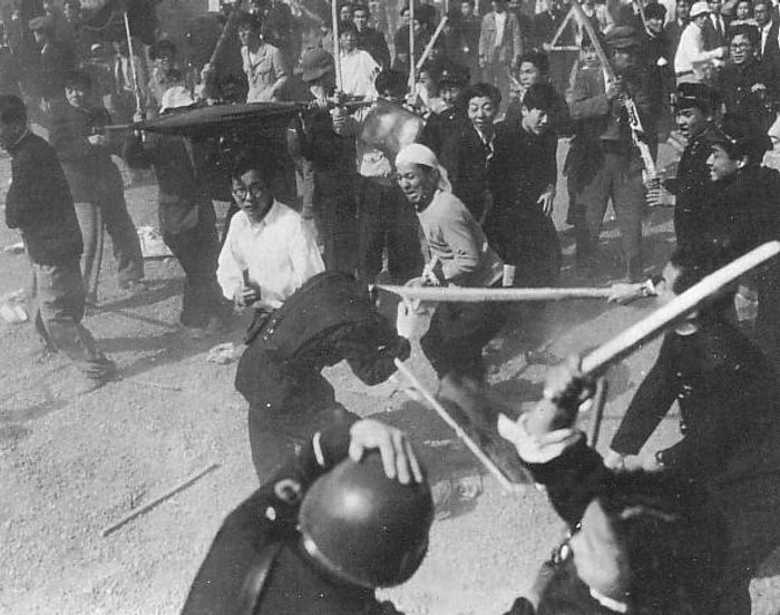 1952년 도쿄에서의 노동절 시위가 유혈사태로 이어진 ‘피의 메이데이’ 사건. 고양된 대중의 정서를 혁명 정세인 것으로 오인한 일본공산당은 이후 본격적으로 극좌 모험주의적인 무장투쟁 노선을 현실화하여 화염병 투쟁으로 나아가기 시작한다.