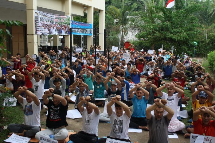 10년에 걸친 난민 불인정과 사실상의 투옥에 대한 중단을 요구하는 인도네시아 내 하자라족 난민들