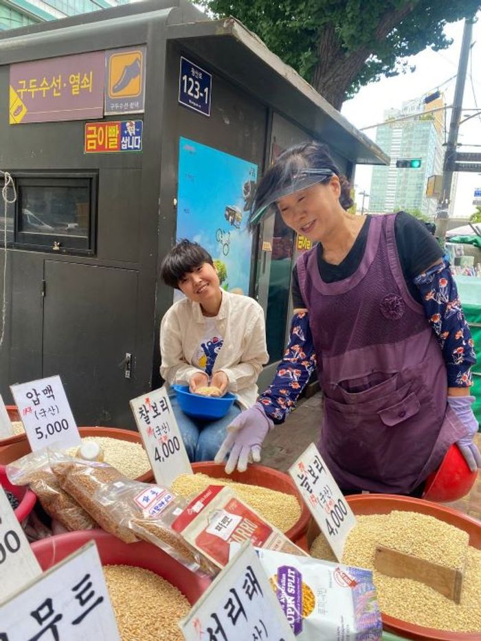 경동시장에서 플랫폼C 회원이 노점상 연대장사를 함께 하는 모습