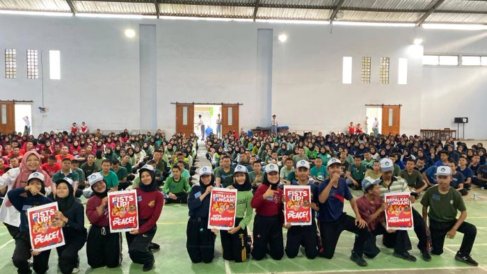 청소년의 날을 맞아 템룽군 건설 기술학교 학생 530명과의 만남을 가진 SERBUK연맹