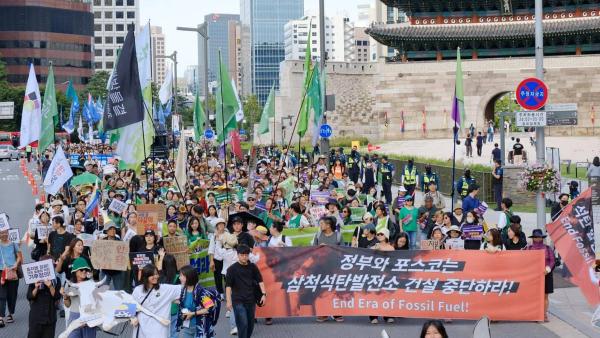 30,000 South Korean workers and citizens, march for climate justice in Seoul