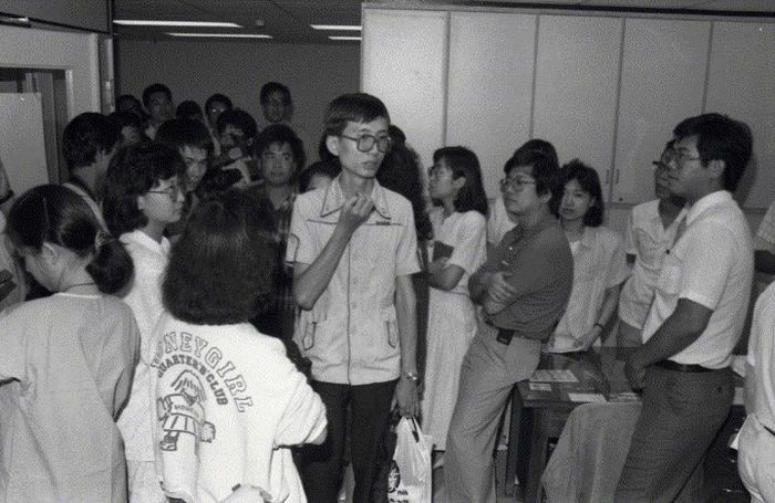 1987년 치자웨이가 개최한 기자회견장에서 참가자들과 기자들에게 발언 중인 치자웨이