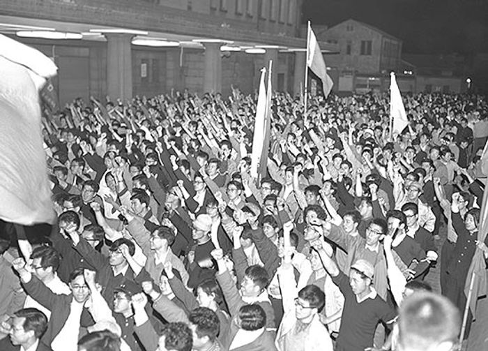 1960년 6월 4일 도쿄 우에노역 앞에 모인 학생들과 노동자들