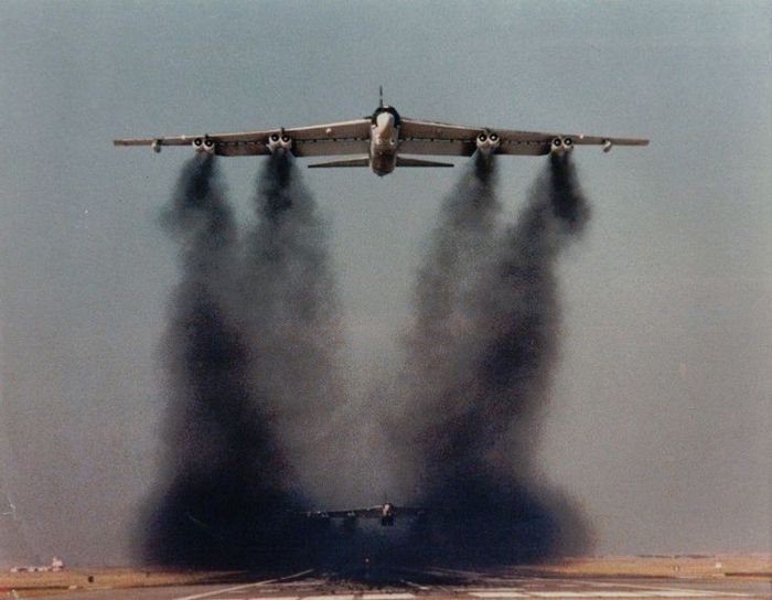 B-52 폭격기가 1시간 동안 사용하는 연료량은 자동차 1대가 7년간 쓸 연료량에 해당한다.