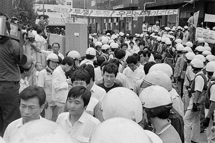 1988년 7월 26일 근무조건 개선을 요구하며 파업을 벌이던 철도 기관사 1400여 명이 경찰에 연행되는 모습