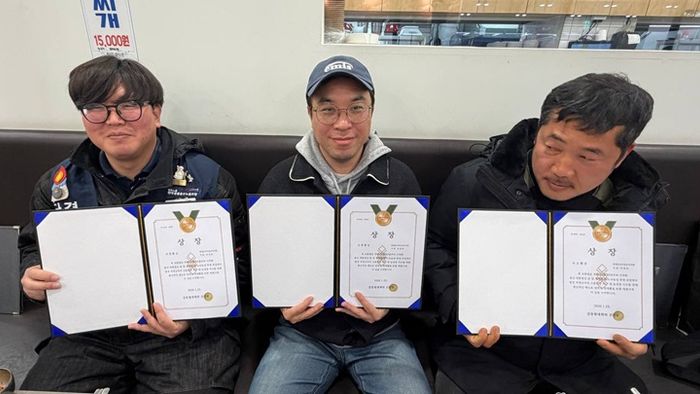 농성을 마치고 "고생했상"을 수상한 발전KPS지부의 김영훈, 정철희, 국현웅 동지