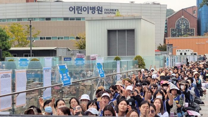 10월 13일 파업3일차 집회를 하고 있는 서울대병원 노동자들