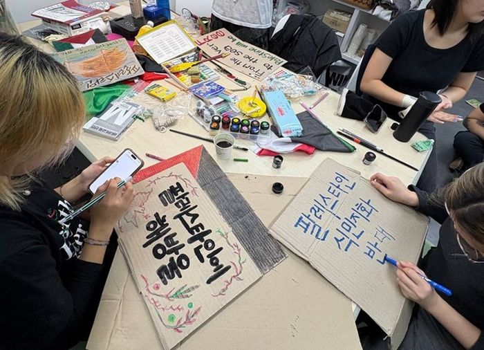 행진을 준비하며 직접 팻말을 만들고 있는 학생들
