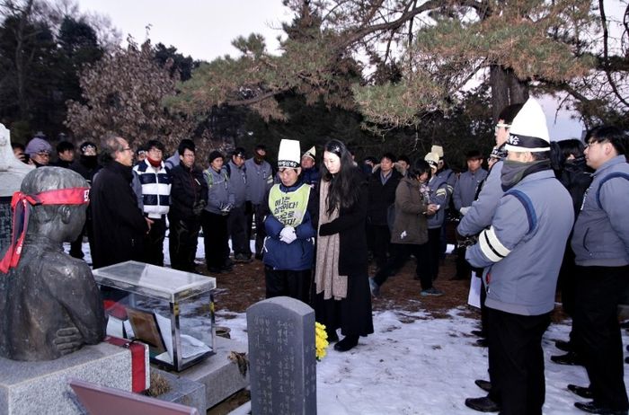 Caption: Jeon Tae-il's younger brother and the wife of Samsung Electronics Service worker Choi Jong-beom paying their respects in front of the statue of Jeon Tae-il.