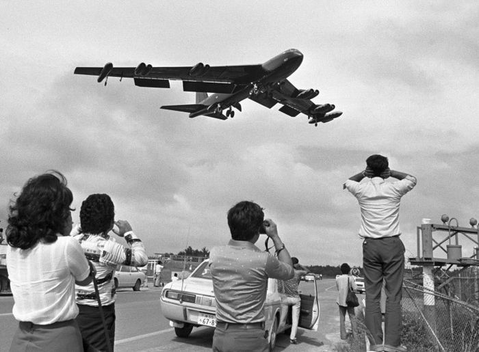 오키나와 미군기지에서 베트남을 향해 출격하는 폭격기