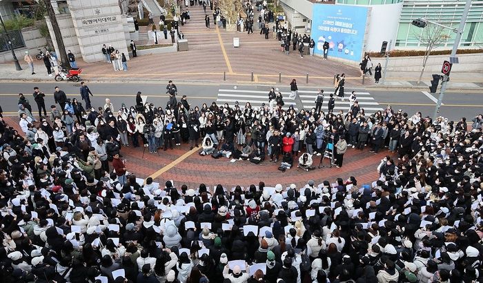 숙명여자대학교에서 학생들이 윤석열 대통령 퇴진을 위한 시국선언을 하고 있다.