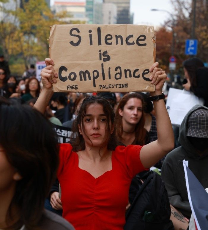 "침묵은 순응이다"라고 적힌 한 참가자의 팻말 (사진: 스튜디오R)
