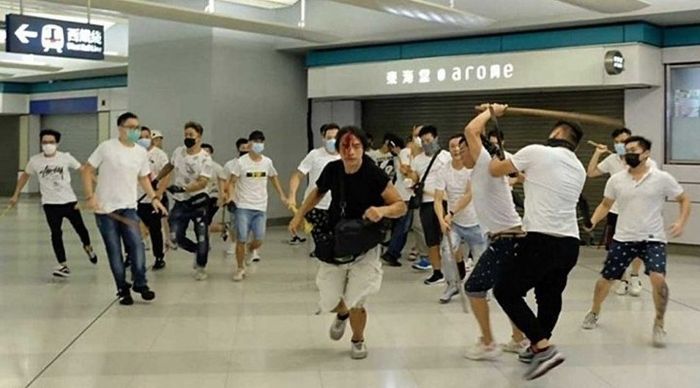 7월 21~22일 위엔롱 지하철역에서 발생한 백색테러. 신원불명의 남성들이 동원된 이 테러로 인해 홍콩 시민들의 분노는 격화됐다.