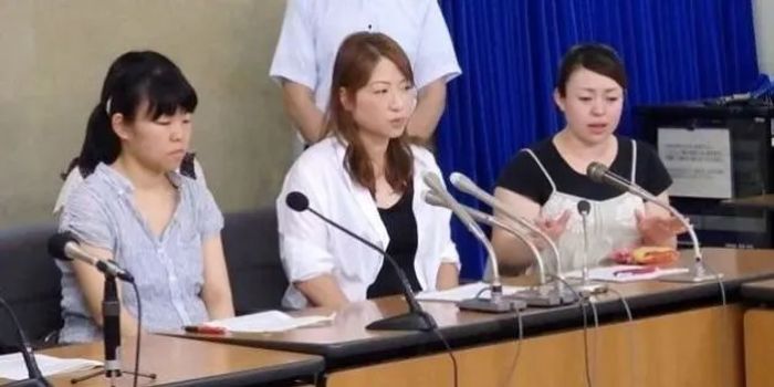 사이타마현 토코로자와시의 '육휴퇴원' 정책을 비판하는 부모들의 기자회견