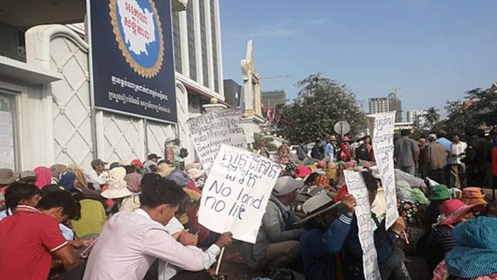 2020년 1월 13일, 프놈펜에서 시위대가 정부 당국의 토지 권리 분쟁 개입을 촉구하고 있다.