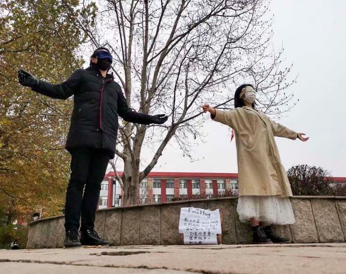 2021년 11월 19일 오후, 중국정법대학의 두 학생들이 교문 앞에서 ‘프리허그’ 행동을 진행하고 있다.