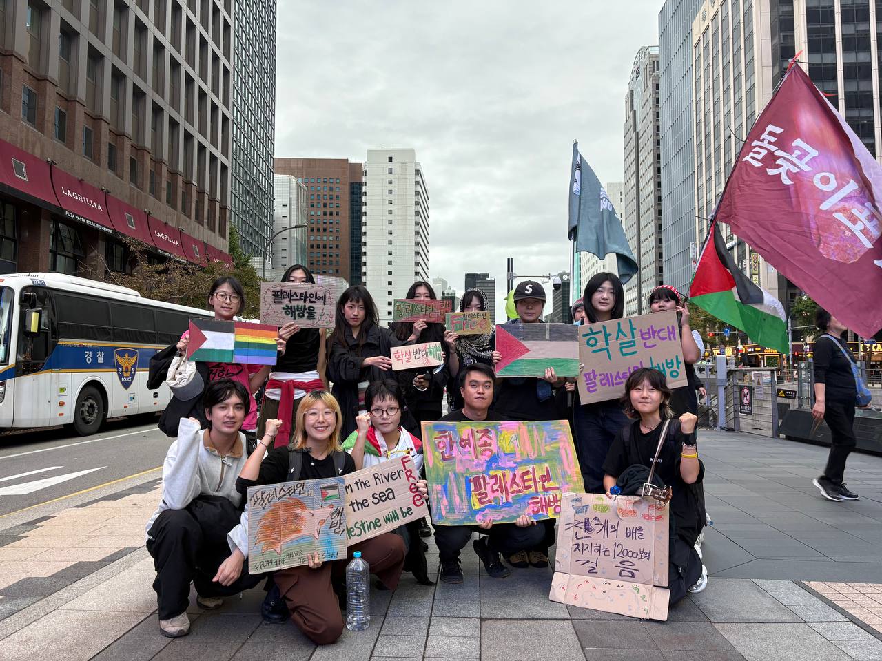 이스라엘 대사관까지 “천개의 배를 지지하는 3만보의 걸음” 