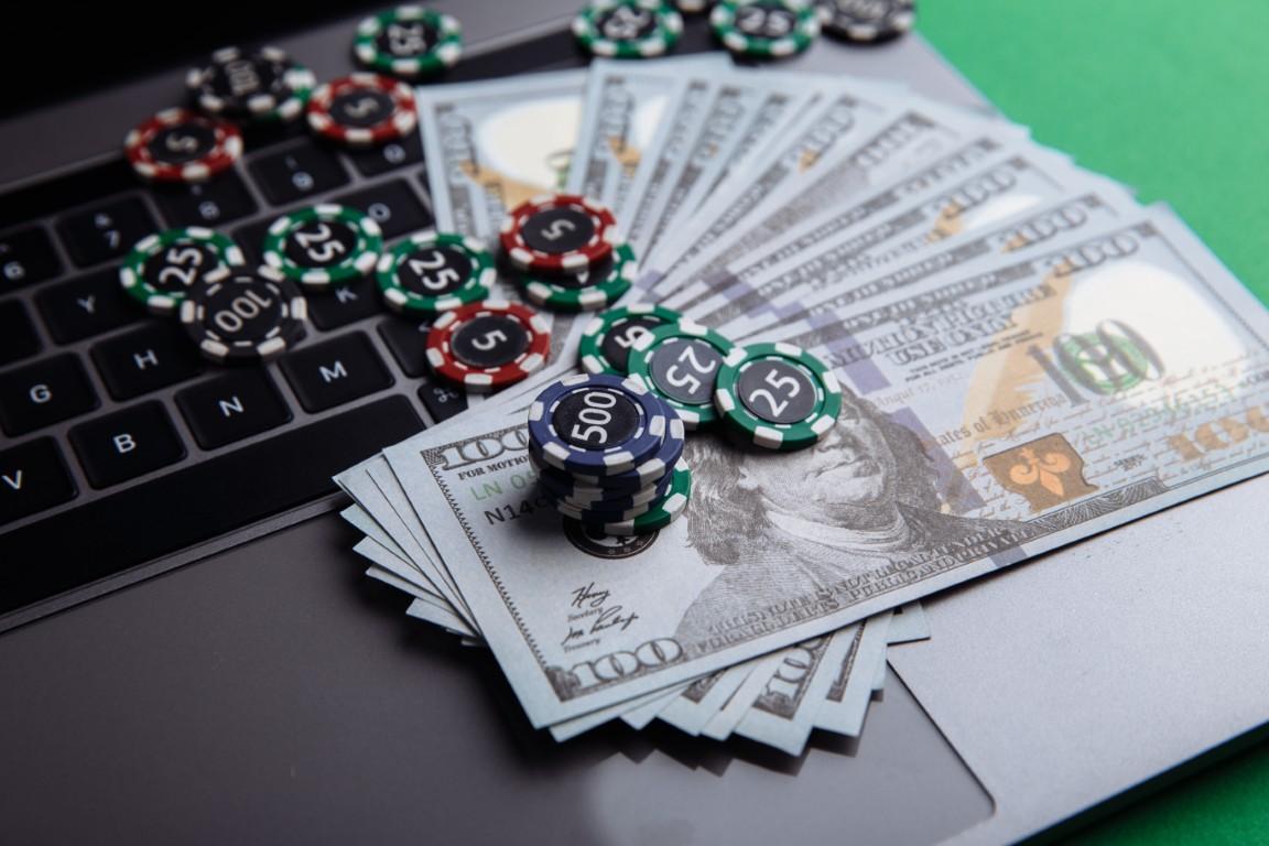 chips-banknotes-laptop-poker